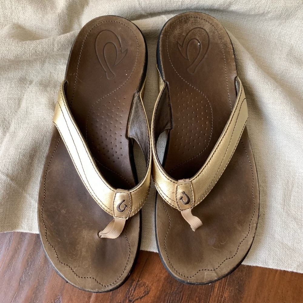 OLUKAI Kumu Gold Leather Flip Flops Sandal